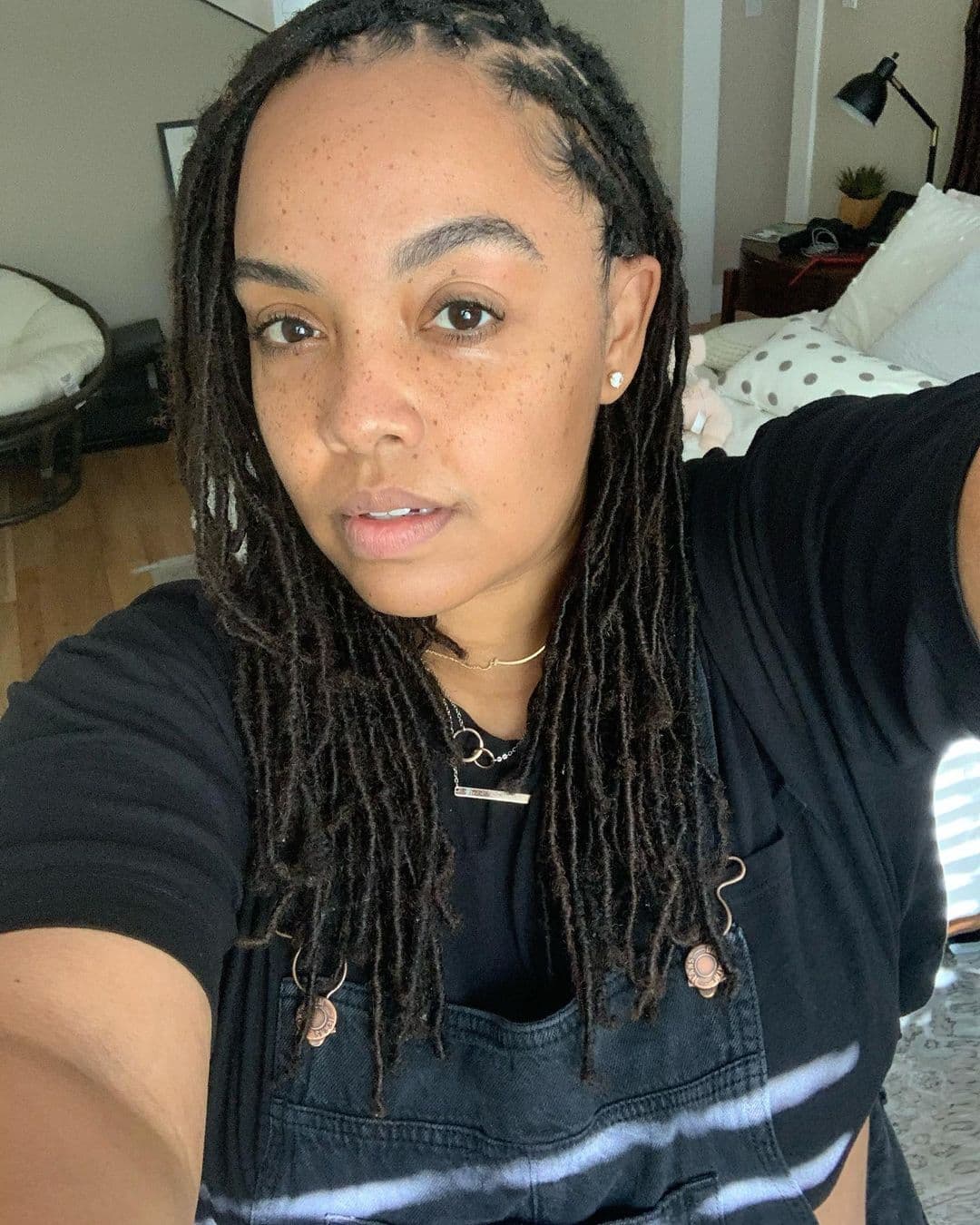 Pero su mayor trabajo ha sido detrás de cámaras, pues se convirtió en showrunner y guionista de producciones como ‘Ozark’ (2017) de Netflix, ‘The Sex Lives of College Girls’ (2021) en HBO y ‘Guilty Party’ (2021) de Paramount+.