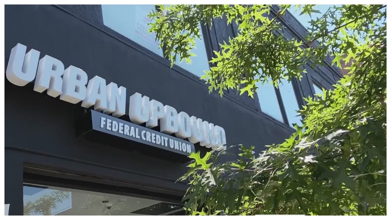 Si necesita 
<b>abrir su primera cuenta de banco o conseguir un préstamo para un pequeño negocio</b> y tiene problemas para hacerlo, una organización en Queens puede ayudarlo.
<br>
<br>
<b>Urban Upbound es una cooperativa o banco comunitario sin fines de lucro</b> que tiene como objetivo ayudar a las personas de bajos recursos a mejorar su estado financiero.
<br>
<br>Puede consultar más información 
<b><a href="https://www.univision.com/local/nueva-york-wxtv/banco-comunitario-orientacion-financiera-gratuita-queens" target="_blank">dando clic en este enlace</a></b>.
<br>