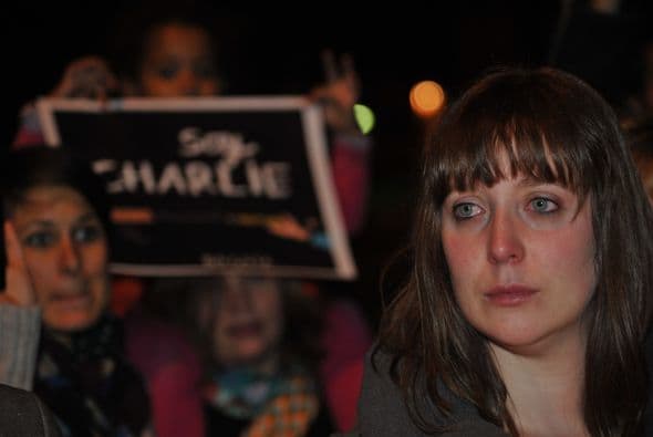 Las condenas por el ataque también llegaron a las calles de Bogotá, Colombia, donde un grupo de personas salieron a manifestarse.