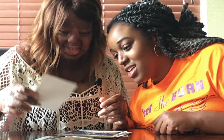 Kechi Okwuchi y su hermana observan fotos de ambas cuando estaban más chicas.