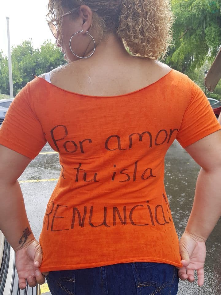 "Por amor a tu Isla renuncia", la petición que se lee en una camisa para el gobernador de Puerto Rico.