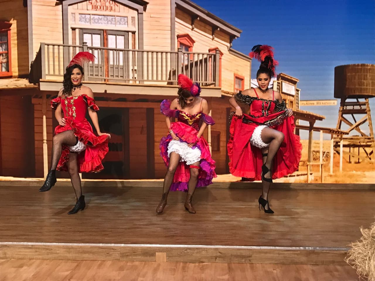 Aunque en cámara lucían esplendorosas, Karla tenía un "pequeño" problema con su vestuario.