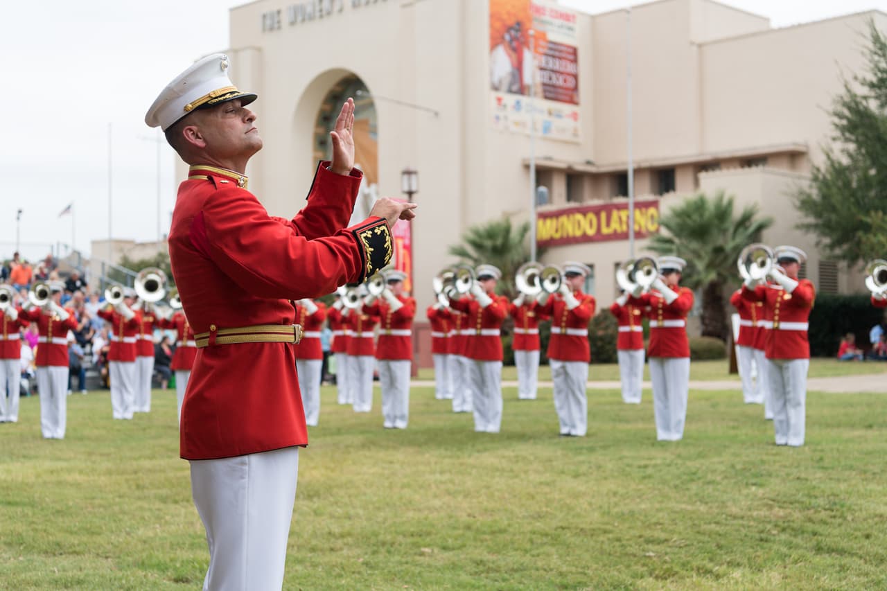 En el Women’s Museum, retorna Mundo Latino. Este año la exhibición principal se titula "Cuba - Un país atrapado en el tiempo". Promete ofrecer un paseo por la era colonial de Cuba a través de fotografías y arte callejero.