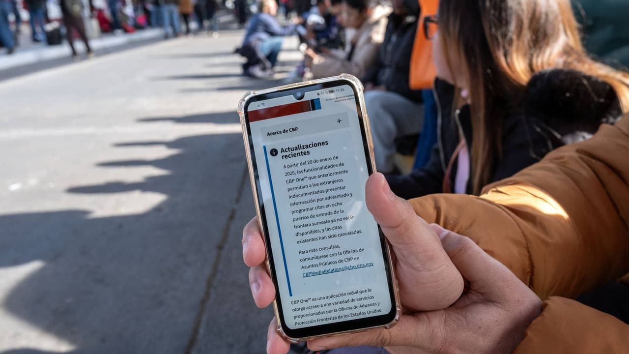 “Es triste”: solicitantes de asilo sepultan sus esperanzas al ver que sus citas fueron canceladas