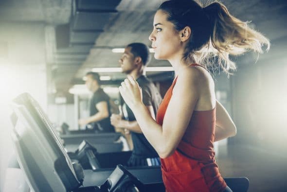 No haces ejercicio. Aunque creas que ejercitarte te cansará más, llevar un estilo de vida demasiado sedentario podría estar causándote falta de energía.