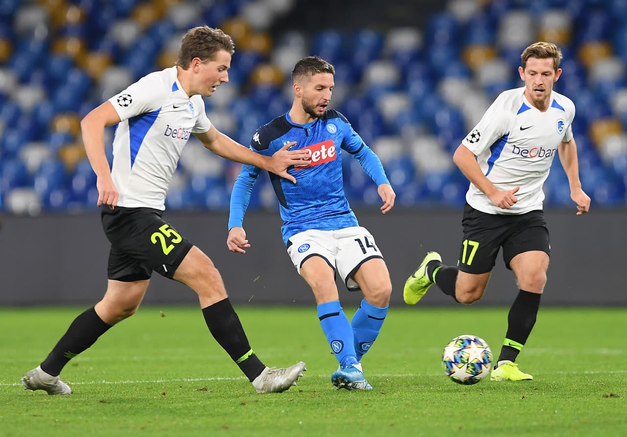 Dries Mertens del SSC Napoli entre Sander Berge y Patrik Hrisovsky del KRC Genk.