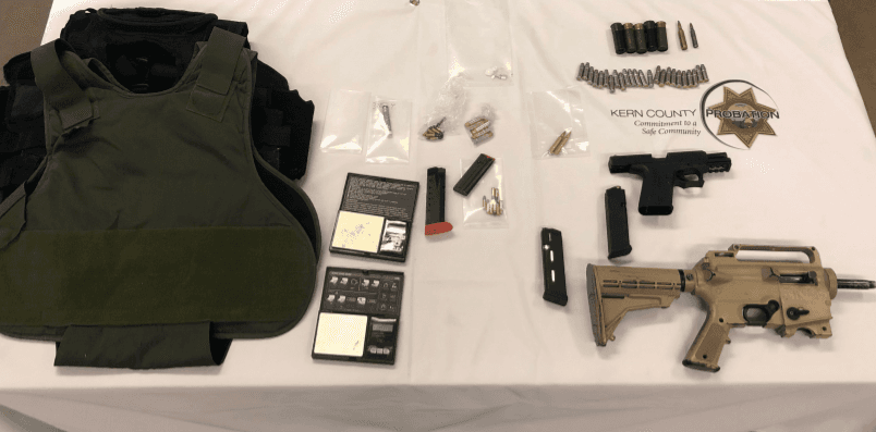 Arrestan a cuatro hombres en el condado de Kern por posesión de armas y drogas