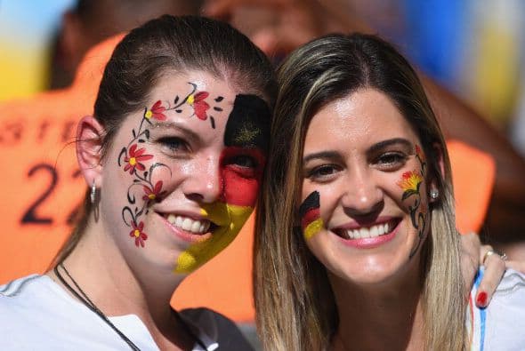 Estas chicas muestran, muy sonrientes, su apoyo a Alemania