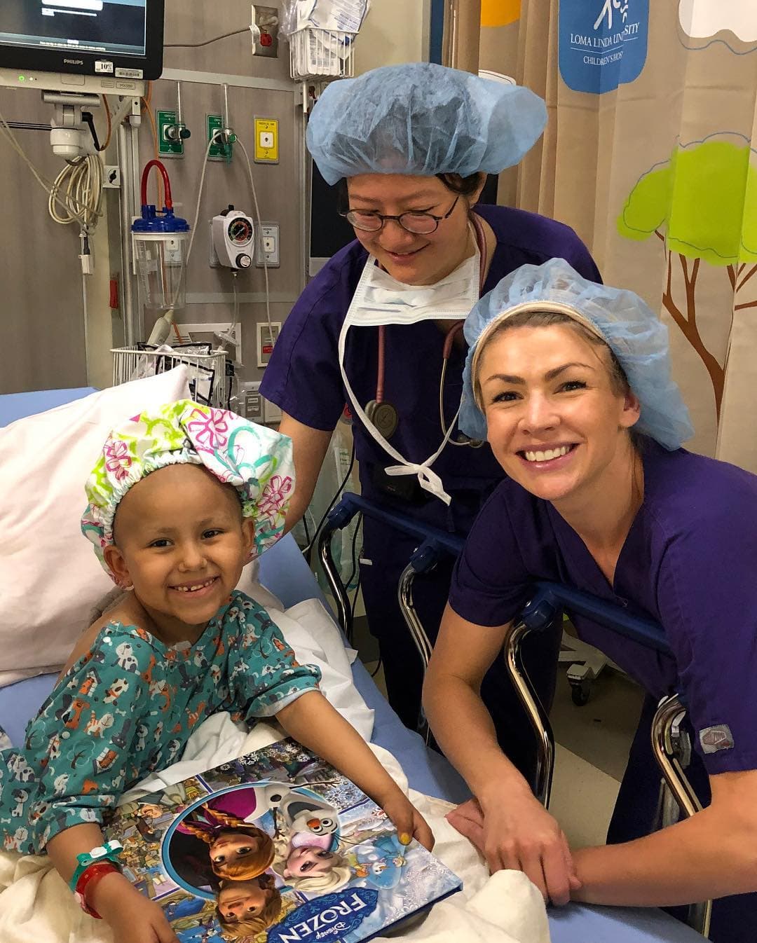 Previo a entrar al quirófano, la pequeña lució sonriente con los médicos.