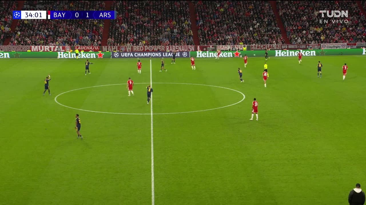 ¡GOL!  anota para FC Bayern München. Alphonso Davies
