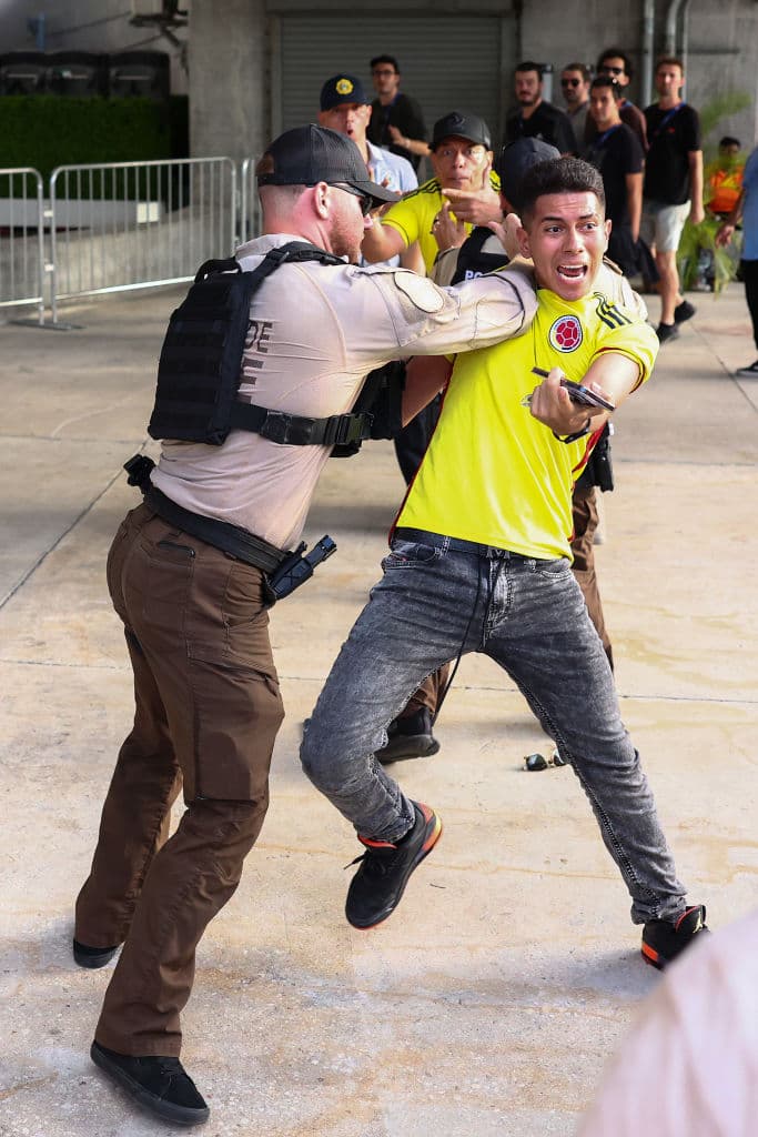 La policía de Miami Dade informó este lunes que
<b><a href="https://www.univision.com/local/miami-wltv/decenas-de-arrestados-tras-el-caos-en-la-final-de-la-copa-america-en-miami-video" target="_blank">27 personas fueron arrestadas</a> </b>y otras
<b>55 expulsadas</b> del estadio Hard Rock durante la final de la Copa América 2024.