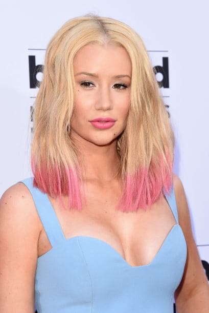 Su nuevo look con el cabello en puntas rosadas nos encantó.