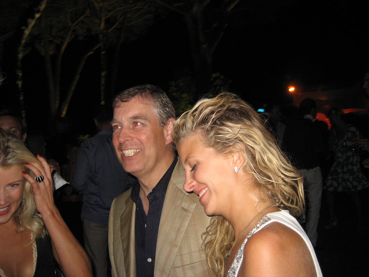 Mientras que en julio de 2008 fue captado con la socialité 
<b>Chris Von Aspen </b>(foto) en una fiesta en Saint-Tropez.
<br>
<br>