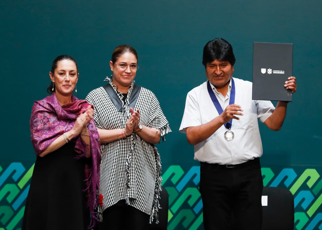 En noviembre de 2019, cuando México dio asilo político al expresidente de Bolivia, Evo Morales, Sheinbaum lo reconoció como “Ciudadano distinguido” de la Ciudad de México. En la ceremonia lució un vestido negro con una pashmina estampada.