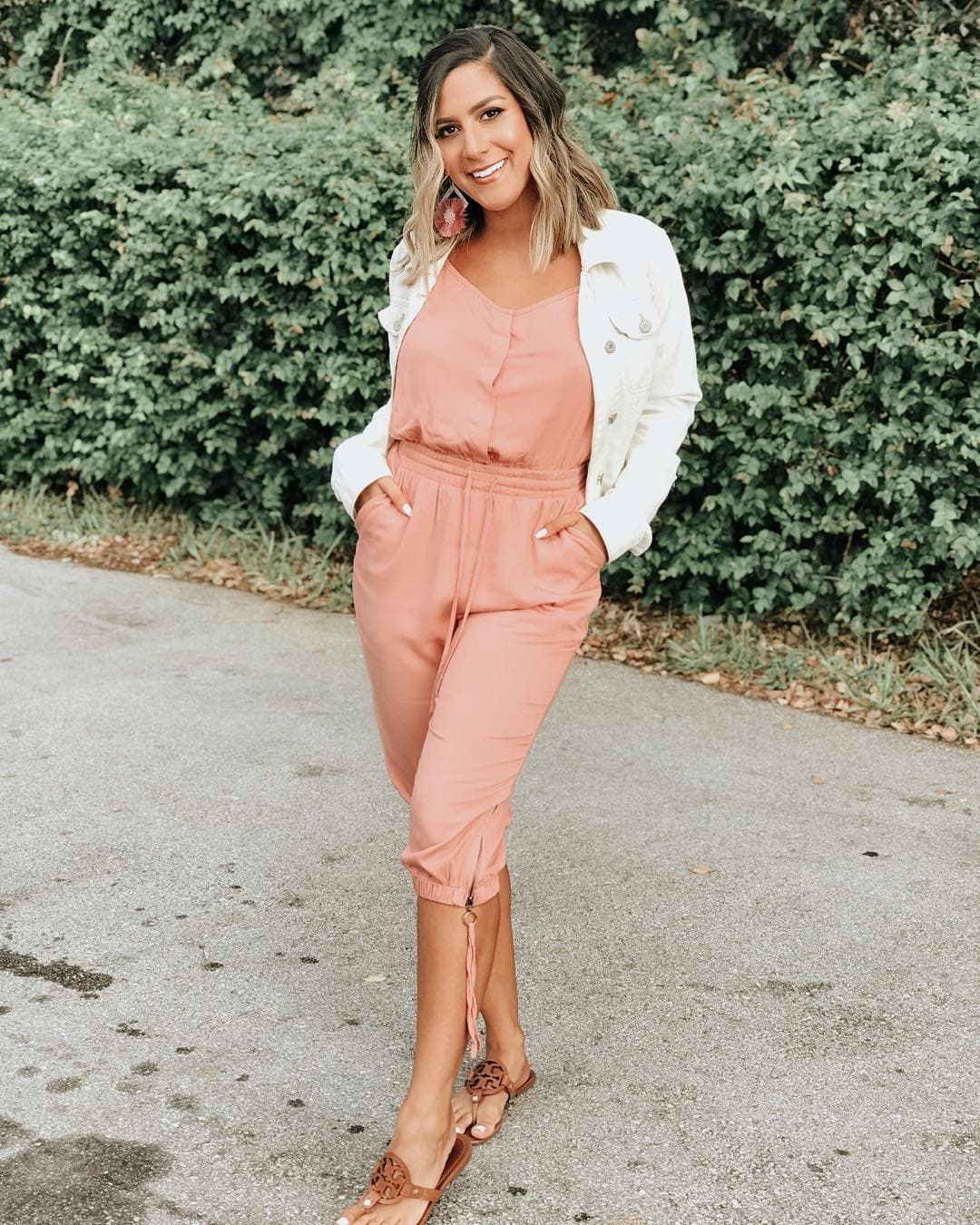 Nuestra chica del Revoltillo Digital inspira con sus looks relajados y juveniles a las más pequeñas de la audiencia del show. Las anteriores fotografías fueron un avance de las tendencias que usarán las presentadoras latinas este verano 2019, con las que seguro inspirarán a muchas de sus fans.
<br>