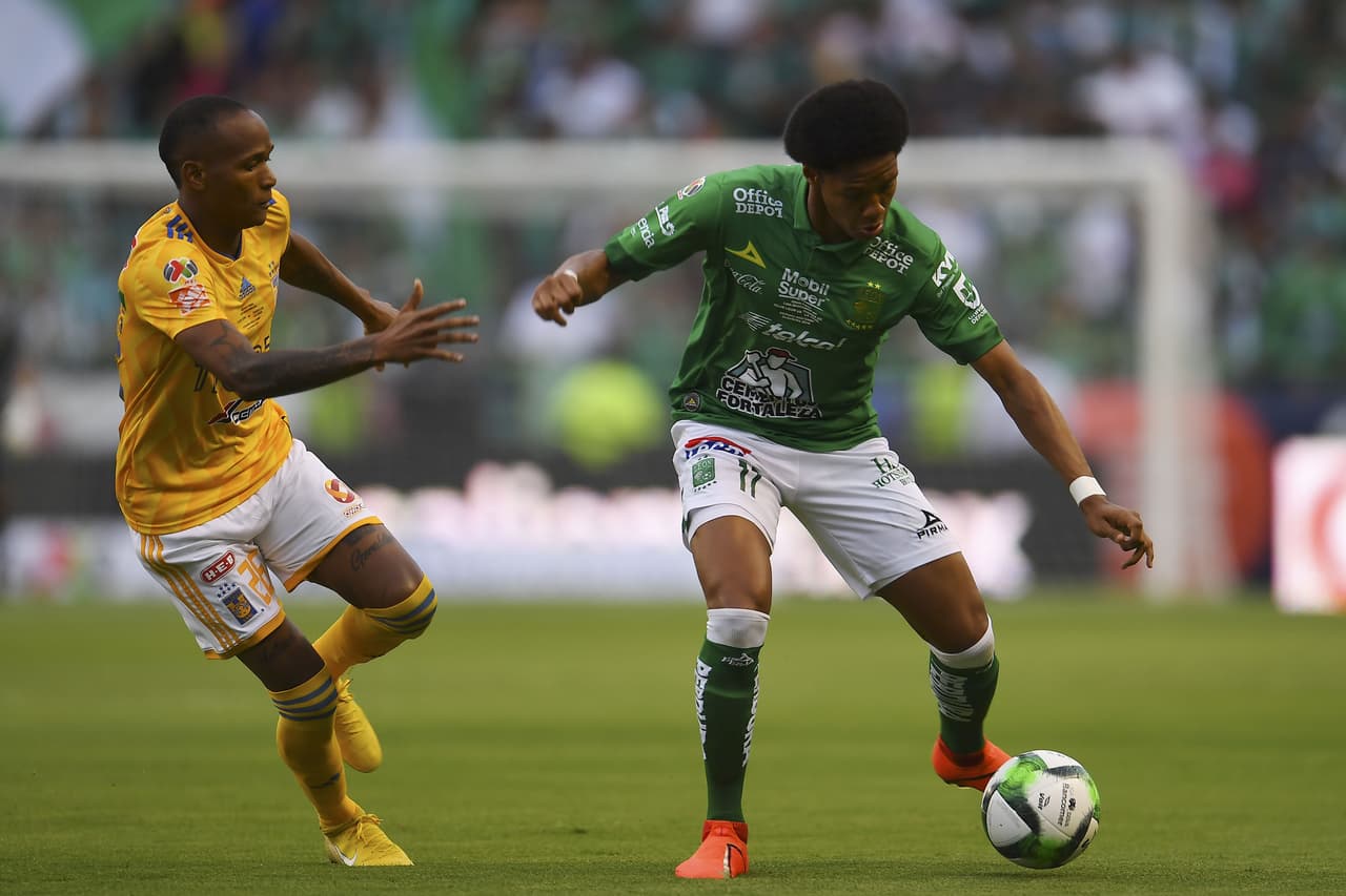 El arranque fue furioso de León que tuvo dos opciones claras en los primeros diez minutos, el colombiano Yairo Moreno (derecha) fue dolor de cabeza para Tigres en esos minutos.