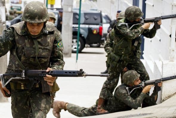 Las imágenes de estos días muestran la participación en combate, arma en mano y con vestimenta de camuflaje militar de soldados de las fuerzas armadas.