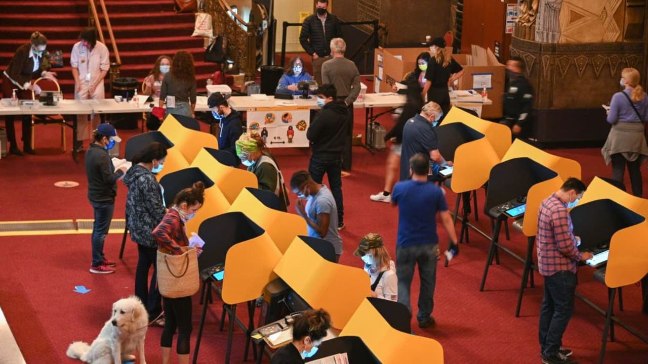 El periodista y presentador de Univision 34 hace una reflexión sobre la postura de Donald Trump frente a los comicios. Él explica que hasta el momento Joe Biden tiene más votos que el mandatario y que es "justo desear que el presidente acepte su derrota si es el caso" porque "el bien del país debe estar siempre por encima de las aspiraciones políticas de una persona".