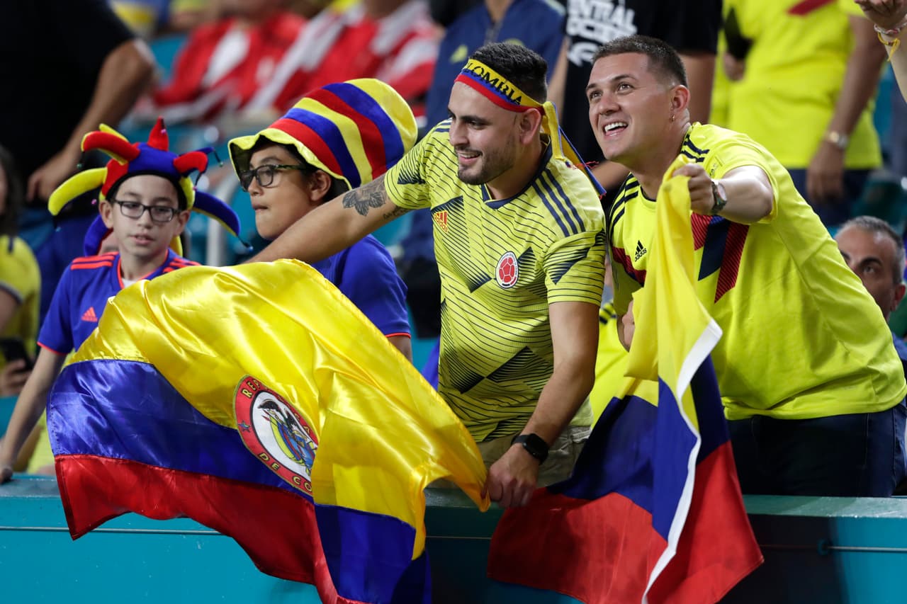 <b>Colombianos. </b>Alrededor de 1,246,000 viven en Estados Unidos, de los cuales 75% son ciudadanos estadounidenses y el 48% posee casa propia. Su promedio de edad es de 37 años, tienen un ingreso anual promedio de 58,600 dólares y el 33% tiene educación universitaria.