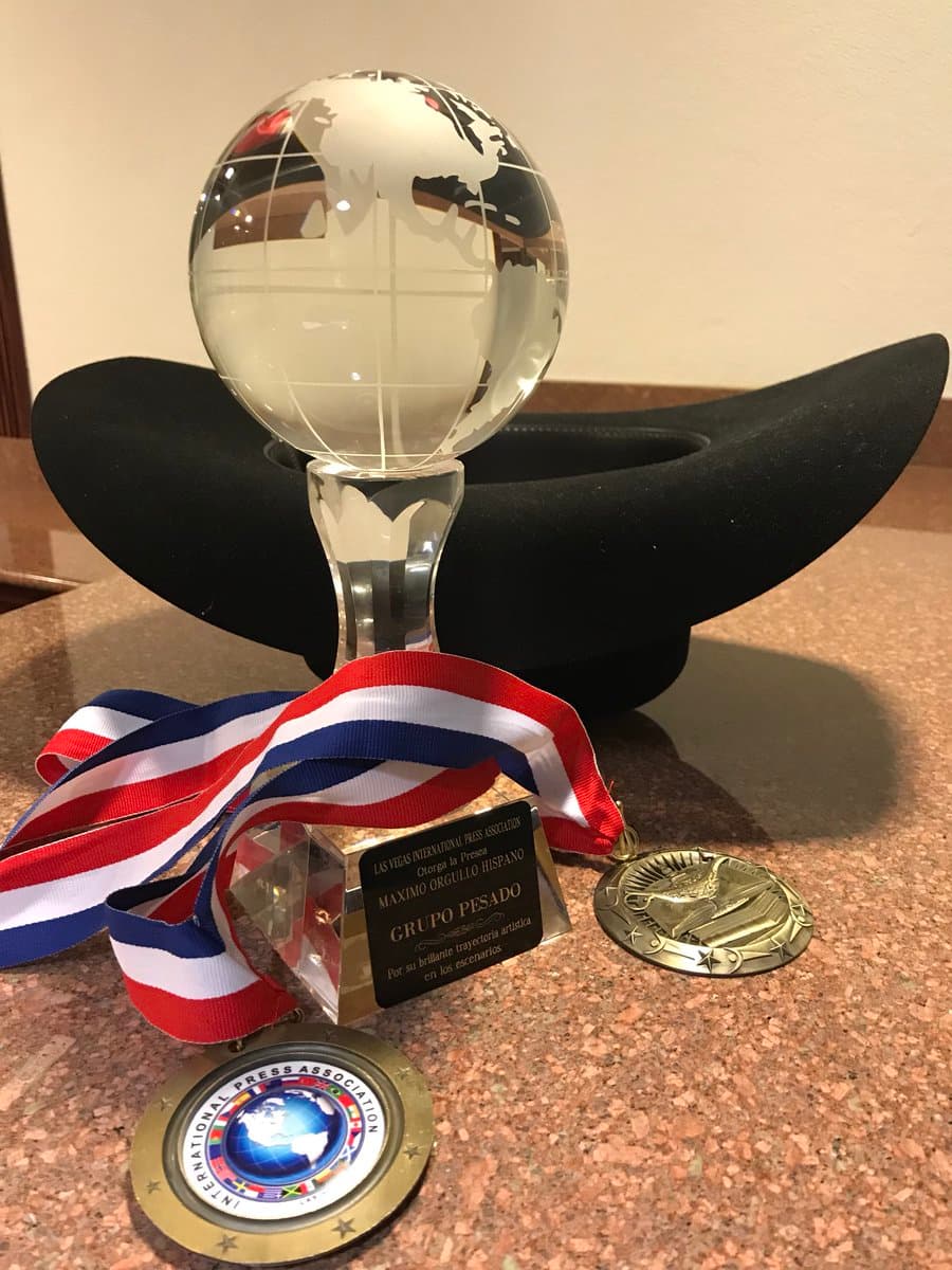 Además del galardón recibido, mismo que se ha entregado a figuras como Juan Gabriel, Luis Miguel y Vicente Fernández, el grupo recibió la Medalla de oro por su 25 aniversario dentro de la música regional mexicana.