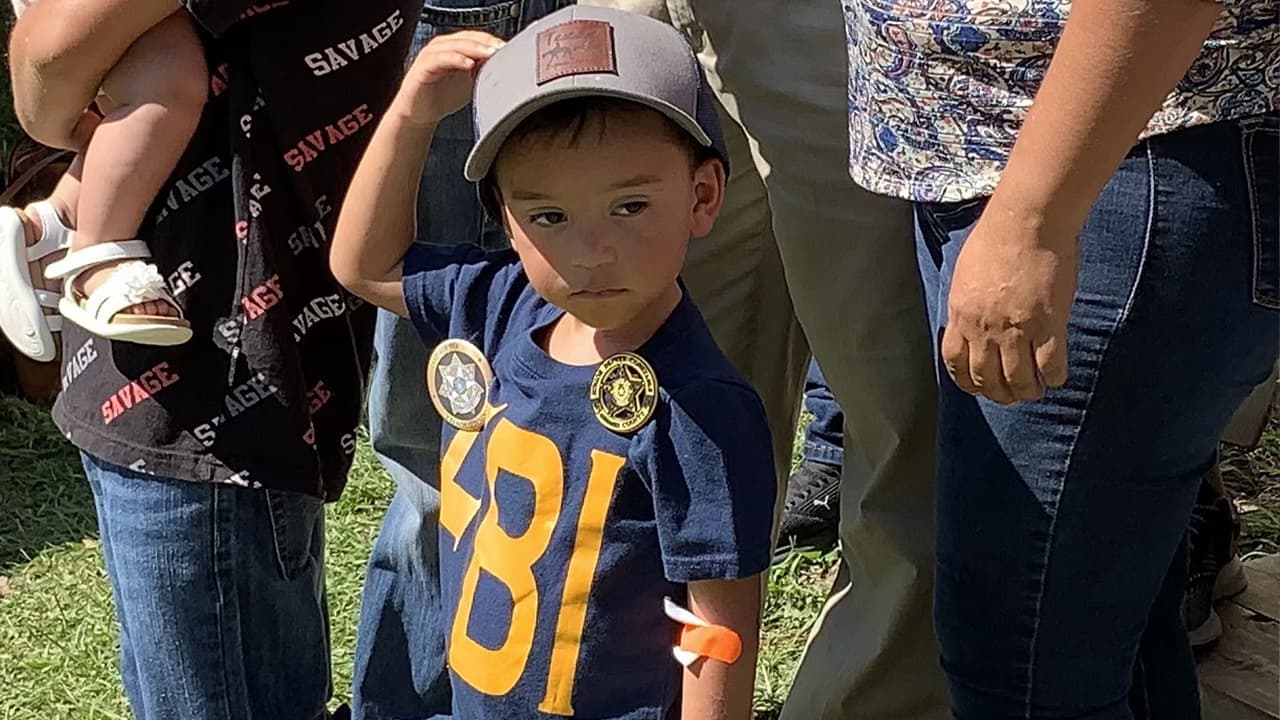 Tim Miller, de 
<b><a href="https://www.univision.com/local/houston-kxln/texas-equusearch-se-une-a-la-busqueda-del-nino-christopher-ramirez-en-el-condado-de-grimes-video">Texas EquuSearch,</a></b> quien también fue parte de la búsqueda del menor, le entregó una cachucha y una insignia.