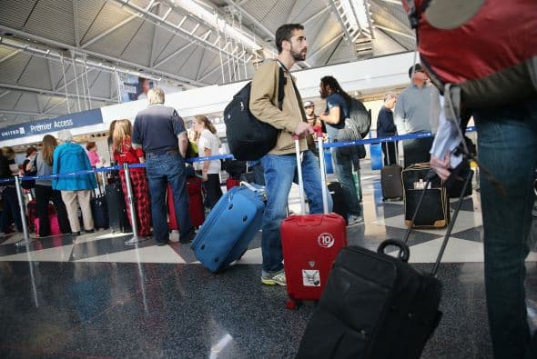 Caos en aeropuertos de Chicago por fuego 