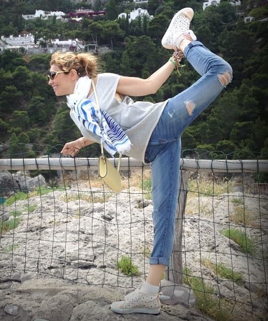 Esta es la postura Dandayamana-Dhanurasana, una de las favotitas de Thalía.