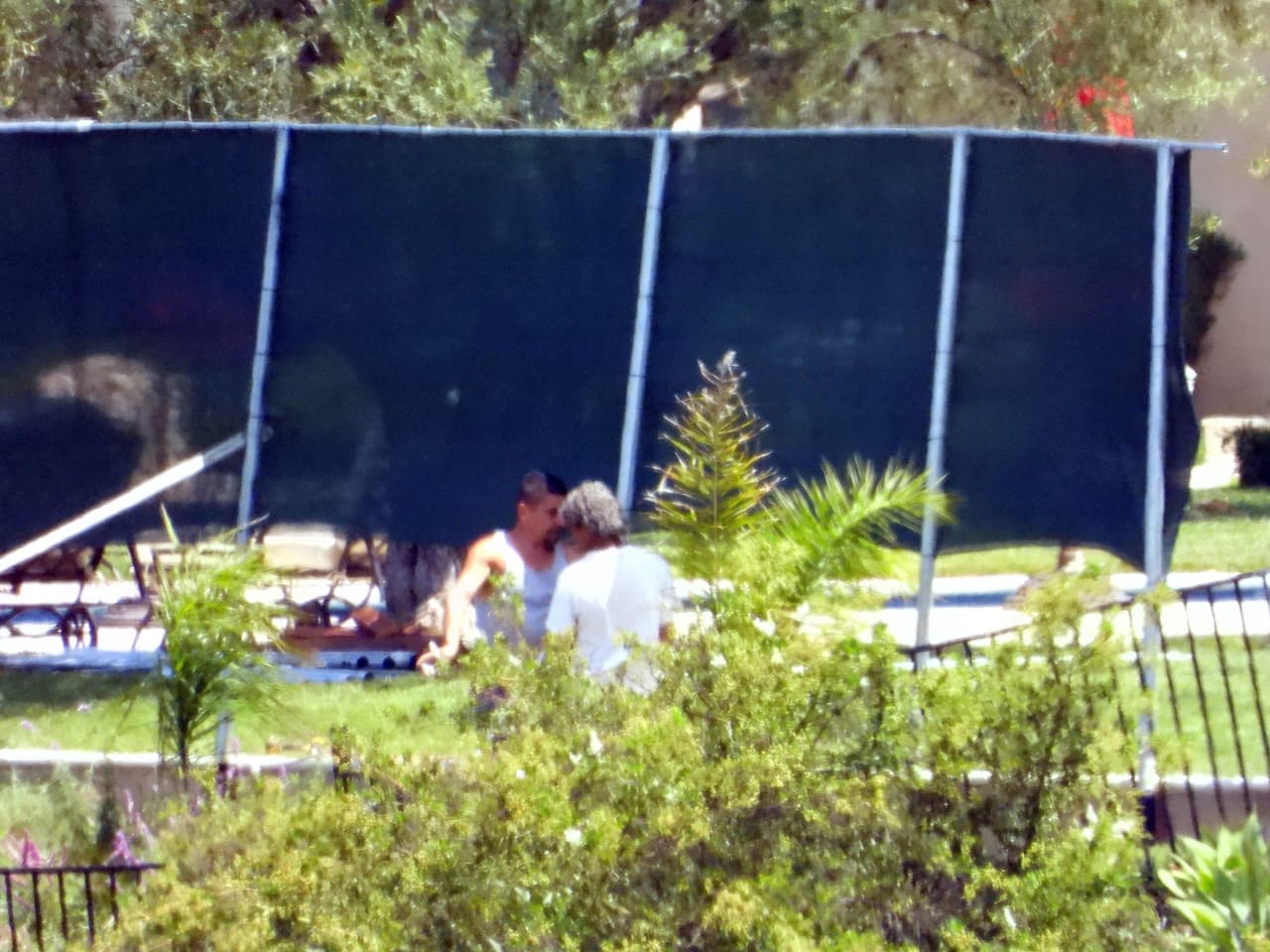 Algunos reportes indican que la famosa presentadora 
<b><a href="https://www.univision.com/shows/el-gordo-y-la-flaca/principe-harry-y-meghan-markle-se-unen-a-oprah-winfrey-para-trabajar-en-un-documental-video" target="_blank">Oprah Winfrey</a></b> fue quien puso en contacto a los Sussex con el dueño de la residencia. 
<br>