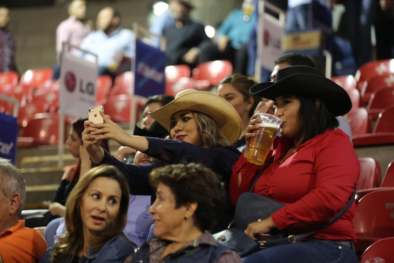 Los asistentes esperan pacientemente a que El Recodo los prenda con su música.