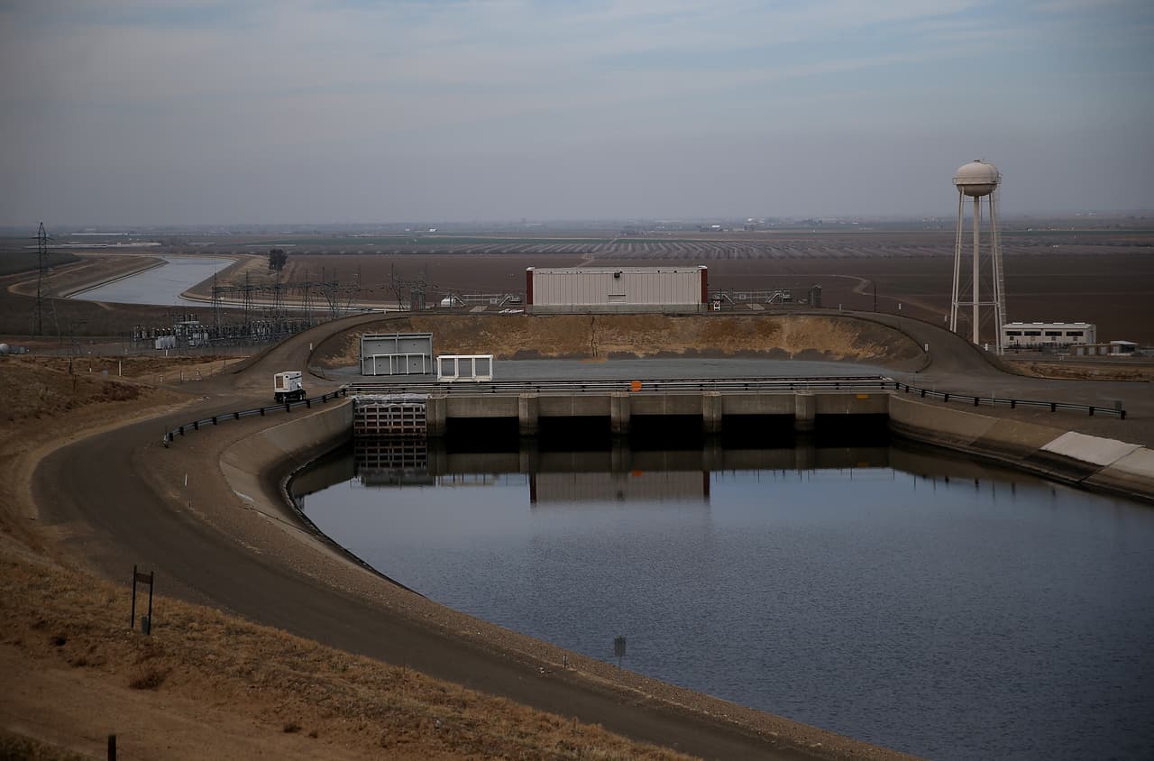 LOS BANOS, CA - FEBRUARY 25: Water flows through the Dos Amigos Pumping Plant on February 25, 2014 in Los Banos, California. As the California drought continues and farmers struggle to water their crops, the U.S. Bureau of Reclamation officials announced this past Friday that they will not be providing Central Valley farmers with any water from the federally run system of reservoirs and canals fed by mountain runoff. (Photo by Justin Sullivan/Getty Images)