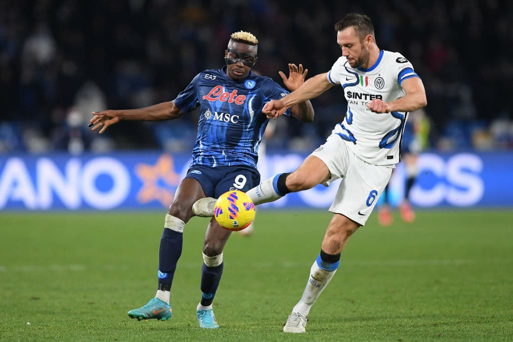 Napoli no logra aguantar la ventaja frente al Inter y terminan empatando 1-1 en el Estadio Diego Armando Maradona.