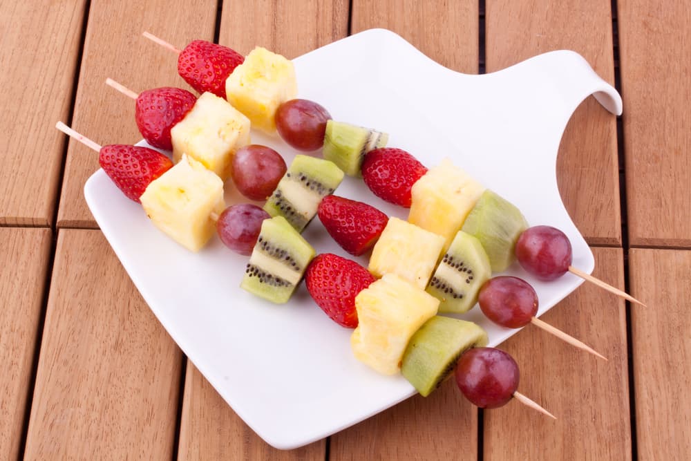 Brocheta de frutas tropicales. No solo puedes preparar brochetas saladas, dale una oportunidad a las dulces. Un postre diferente y que sin duda te dejara un dulce sabor de boca. Sorprende a todos con unas brochetas de frutas tropicales.