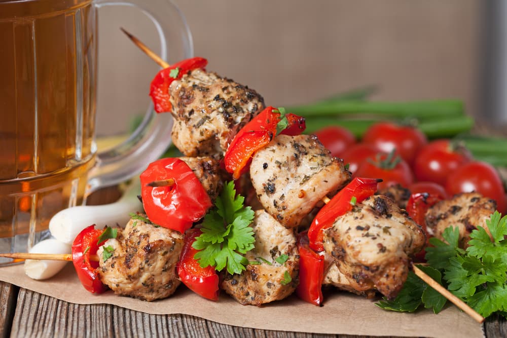 Brochetas de cerdo adobado. Si eres de los que les gusta la carne puedes optar por la de cerdo y hacer unas brochetas. Solo tienes que preparar la carne adobada para que le des más sabor.