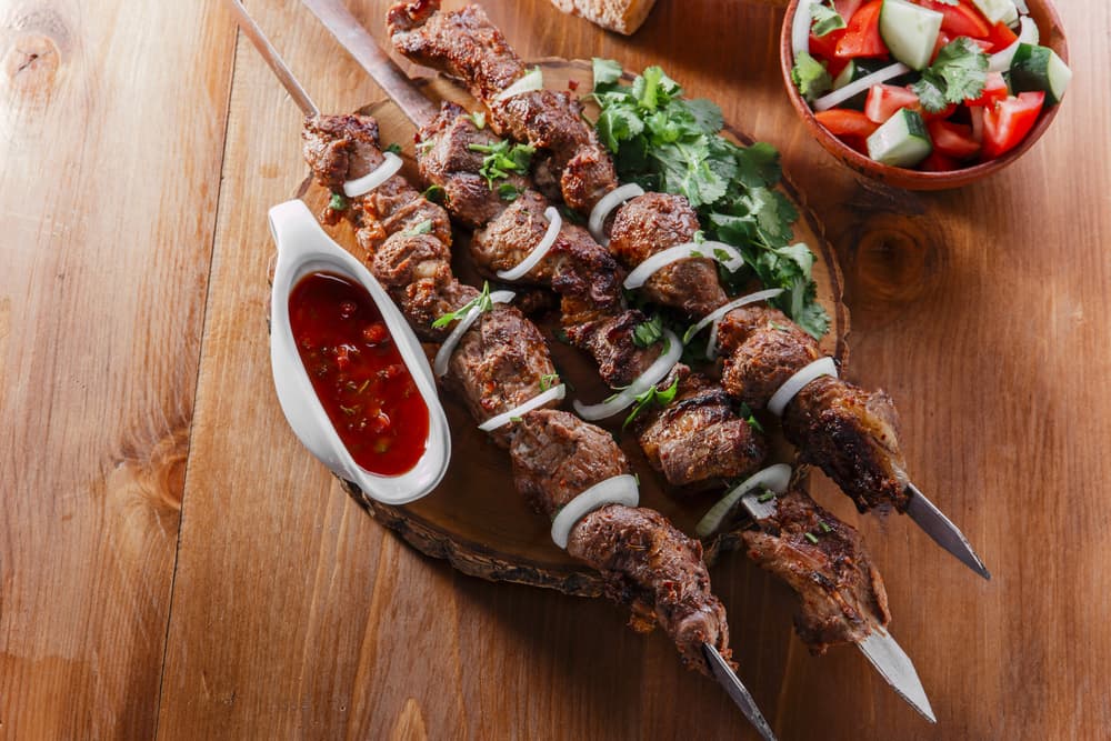 Brochetas de cordero. Estas son ideales para una comida familiar en domingo. Consigue carne de cordero y preparar unas brochetas. ¿Se te antojaron?