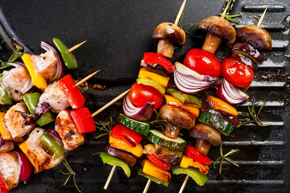 Brochetas de vegetales asadas. Seguimos en el tono súper saludable con esta receta olvídate de las libras de más. Solo necesitas poner asar los vegetales.