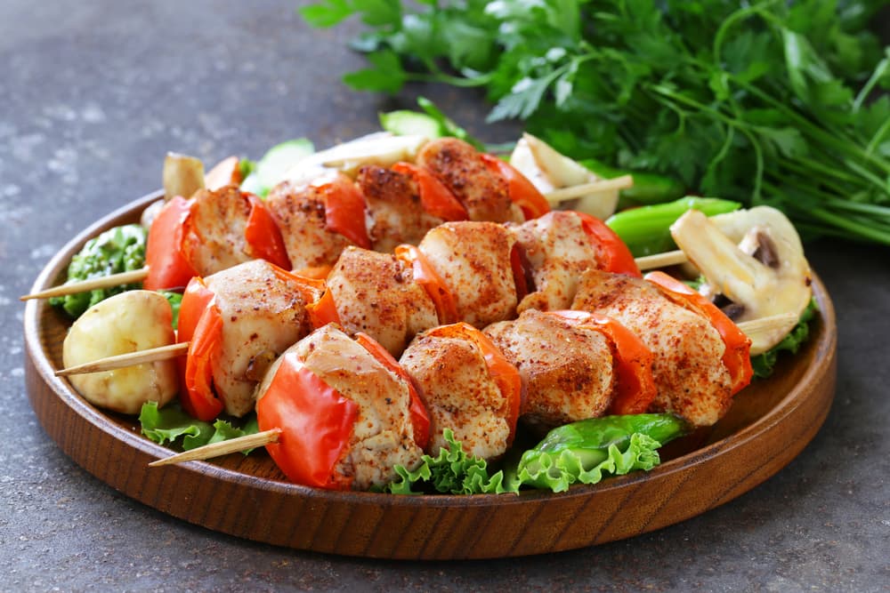 Los ingredientes que necesitas son lomo de cerdo cortado en cubos, manzana verde, pimiento morrón rojo, ajo picado, orégano, tomillo, aceto balsámicoa, aceite y sal.