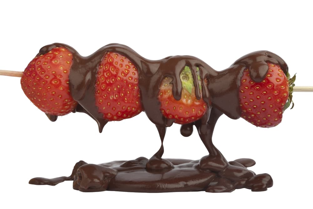 Brochetas de frutas bañadas en chocolate. Para cerrar la comida con broche de oro, sirve unas brochetas dulce de frutas con chocolate. Puedes preparar unas de fresas y bañarlas en chocolate. ¡Son deliciosas! O bien, experimenta con otras frutas.