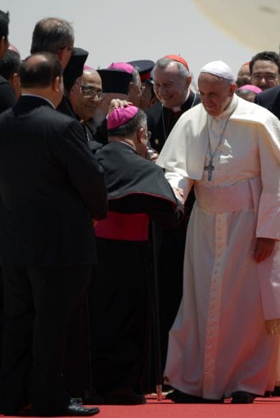Cardenales saludan al Papa en el aeropuerto de Ammán.