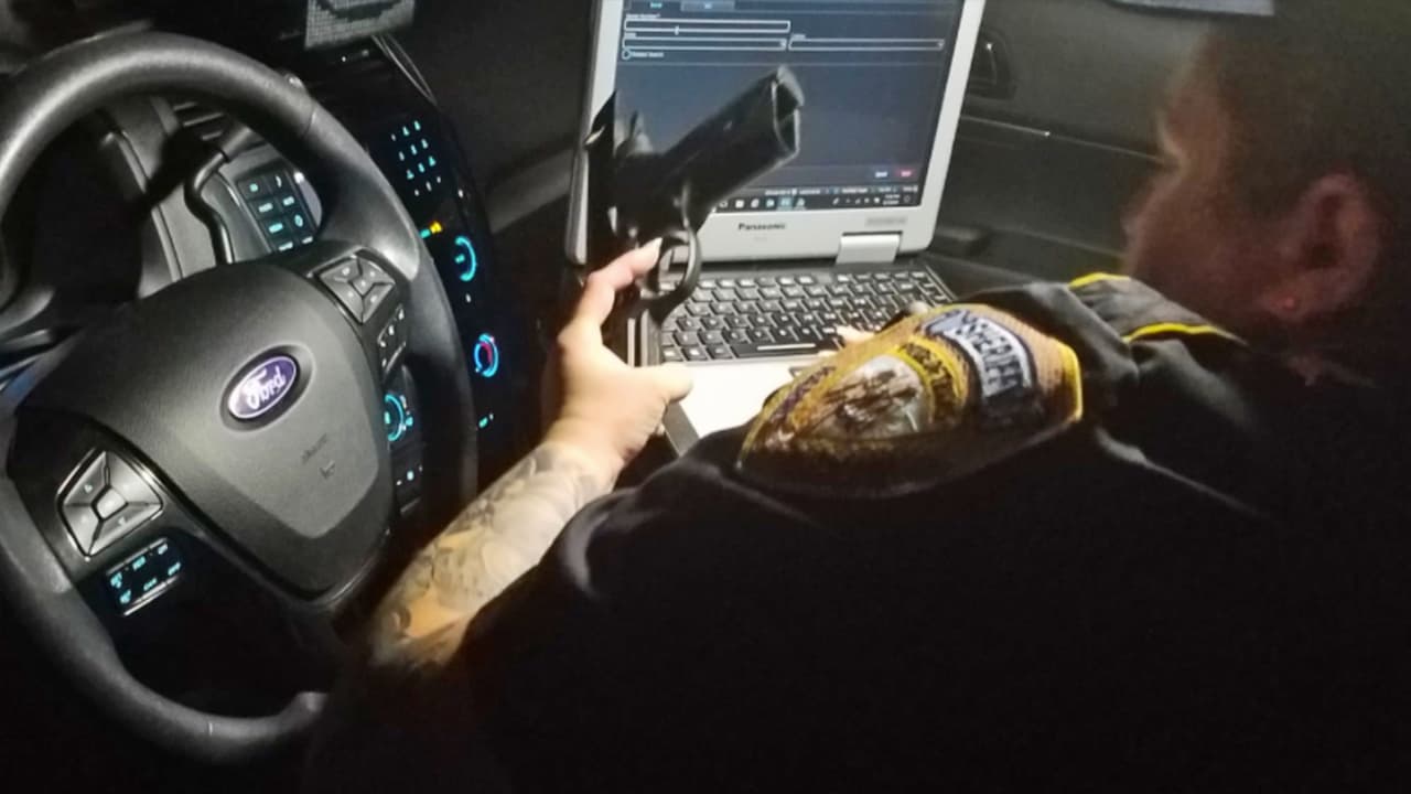 <b>Arresto de sospechoso por disparar al aire:</b> Oficiales del sheriff del condado Harris que estaban atendiendo la escena de un accidente en la calle Cedar Hill Lane, en el noreste de Houston, escucharon varios disparos cerca de donde se encontraban. Pronto se desplazaron hasta donde provenían los disparos y encontraron a un sujeto disparando una pistola semiautomática al aire. Al arrestarlo se dieron cuenta de que era un delincuente convicto. El incidente ocurrió alrededor de las 11:40 pm.