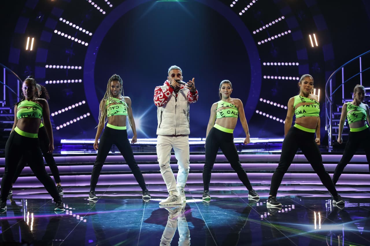 El primero fue el de 'Buena Suerte', el cual es su nuevo sencillo, y como era de esperarse estuvo lleno de ritmo.