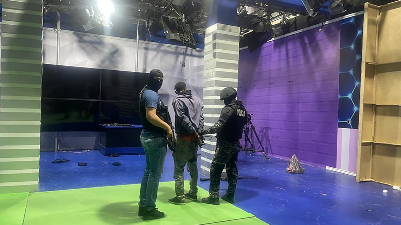 Hombres armados toman un canal de tv en Ecuador en medio de una crisis de seguridad en el país