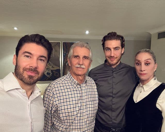 “No luzco como mexicano, aunque amo mi país y soy cien por ciento mexicano; eso me dio unas ventajas y desventajas para la televisión en su momento”, confesó. 
<br>