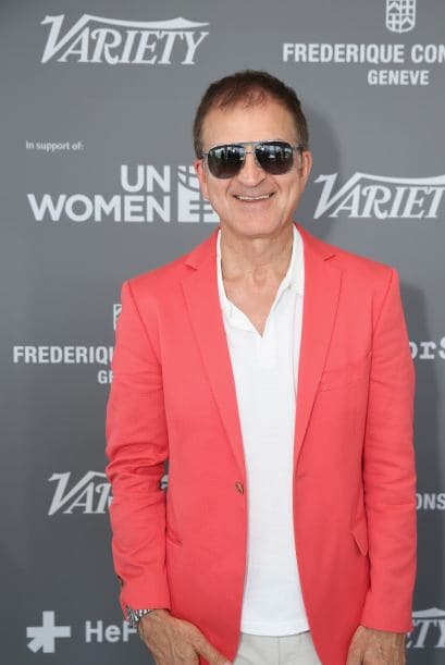 Los hombres han optado por usar este color en el saco, esta es una buena opción para lucir un 'look' más juvenil y fresco, ideal para el calor.