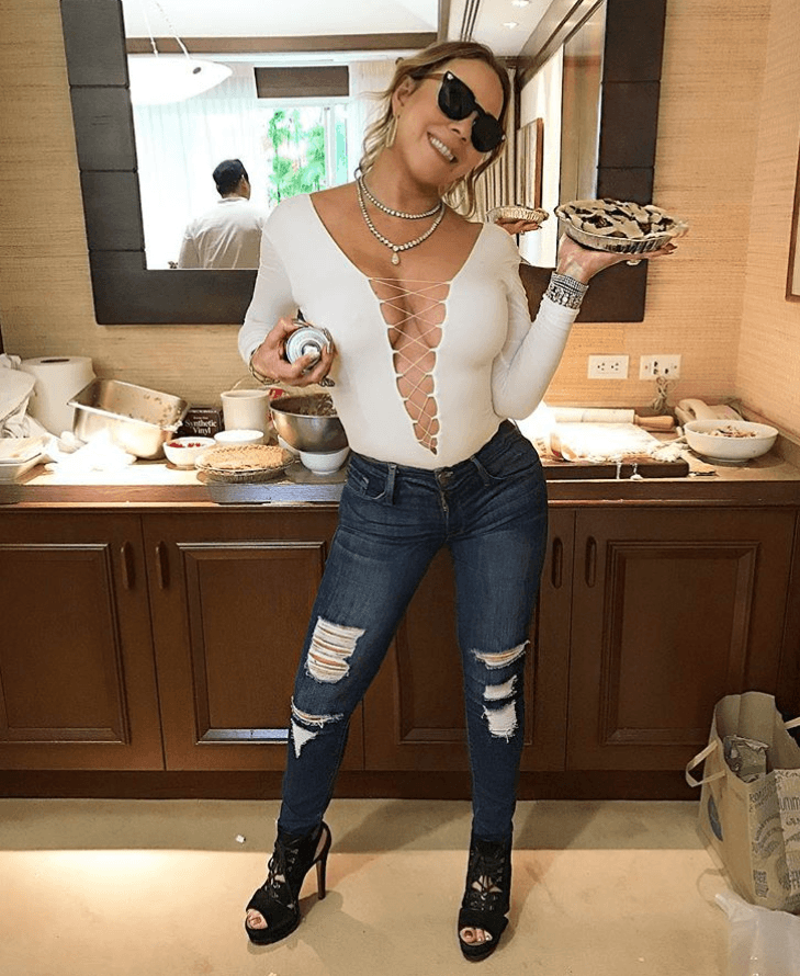 En este caso de Mariah Carey uno creería que no hay nada extraño, sin embargo, si uno se fija en los gabinetes de abajo, se da cuenta que parece haber alterado sus piernas.