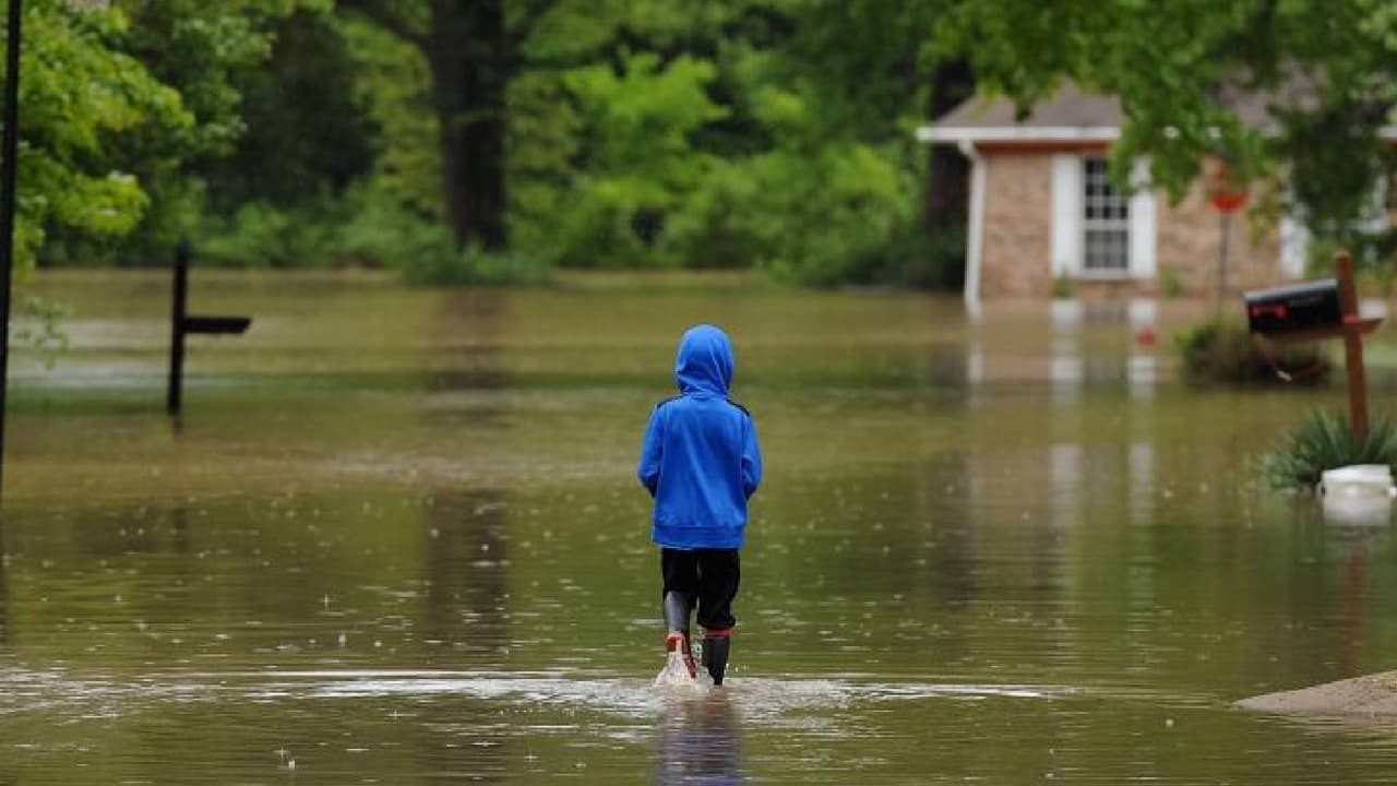 <b>Evita las áreas inundadas</b>, ya que sólo 6 pulgadas de agua en movimiento pueden derribarte. Si quedas atrapado por agua en movimiento, dirígete al punto más alto posible y llama al 911.
