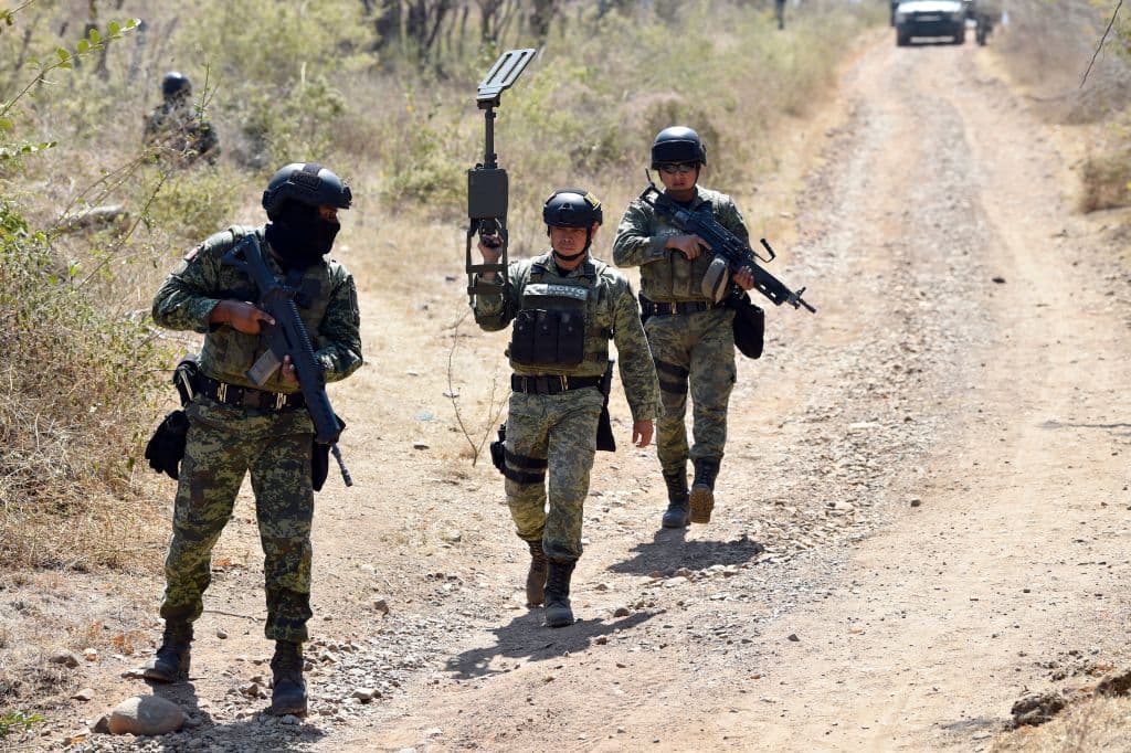 Soldados de las Fuerzas Especiales del Ejército Mexicano portan equipos detectores de explosivos durante una demostración de cómo han encontrado y desactivado más de 200 artefactos explosivos desde el pasado 9 de febrero en el municipio de Aguililla, estado de Michoacán, México, el 18 de febrero de 2022.