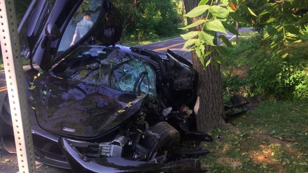 Aunque la policía del condado de Fairfax no dio ningún detalle sobre el accidente ocurrido el pasado sábado 14 de julio, si dejó claro que el mismo fue 
<b>causado por exceso de velocidad </b>y que el conductor, que había comprado el auto el día anterior, fue rescatado con heridas de poca gravedad. La única víctima mortal del accidente fue un 
<b>McLaren 720S</b> cuyo precio inicial de 
<b>285,000 dólares</b> nos recuerda que el dinero puede comprar autos muy costosos pero que 
<b>la pericia tras el volante no tiene precio</b>. Afortunadamente tenemos algunos consejos que acompañados a la obediencia de los límites de velocidad y otras reglas de tránsito te ayudaran a llegar con seguridad a tu destino.