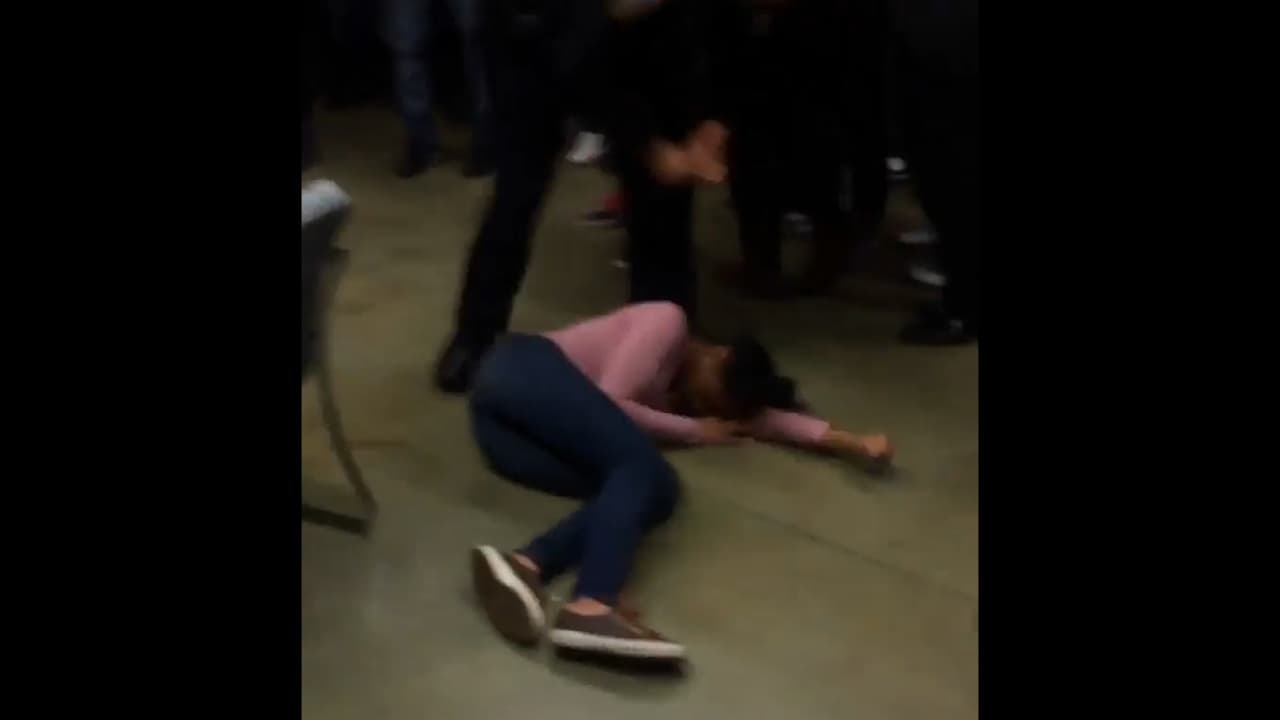 Suspendido el agente de seguridad que tiró a una adolescente contra el piso de su escuela