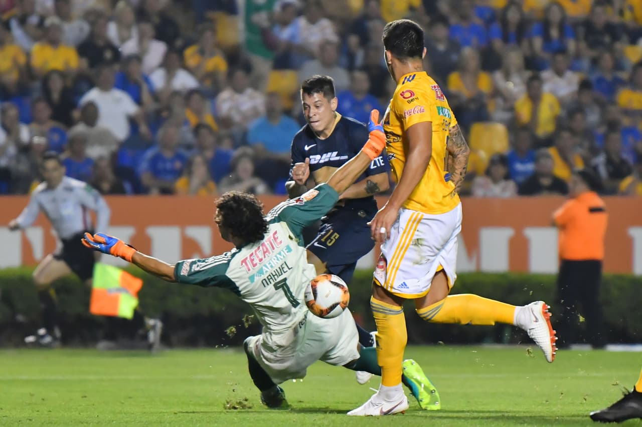 Juan Manuel Iturbe desperdició una opción de anotar el gol del empate antes del descanso.