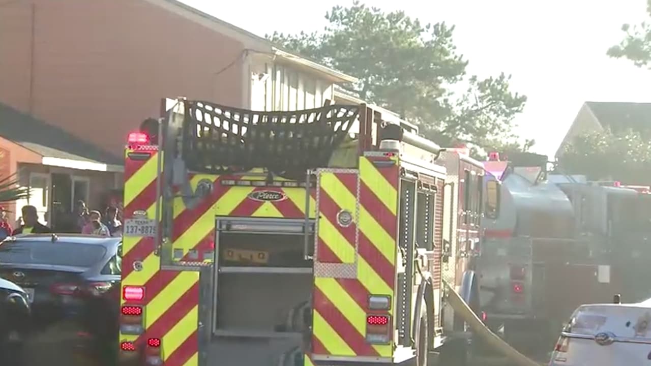 Las autoridades indicaron que una persona resultó herida al saltar por una ventana y fue trasladada a un hospital local.